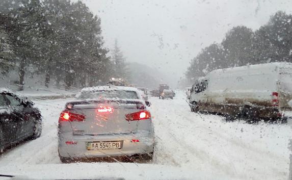 Снегопад вызвал транспортный коллапс на Ялтинской трассе (фото)